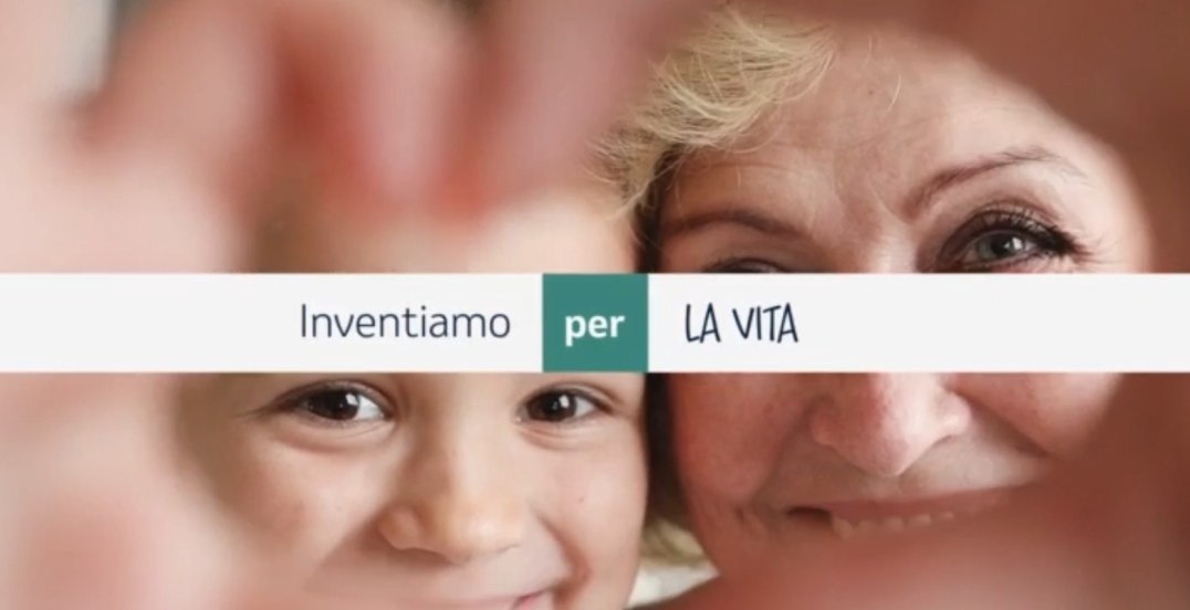 foto di nonna e nipote che tengono tra le mani la scritta "inventiamo per la vita"