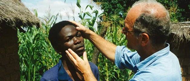 medico visita l'occhio di un pazeinte
