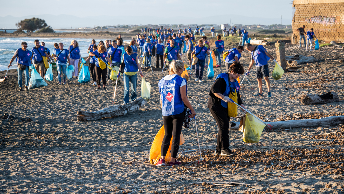 Gruppo MSD in spiaggia durante l'attività di retake