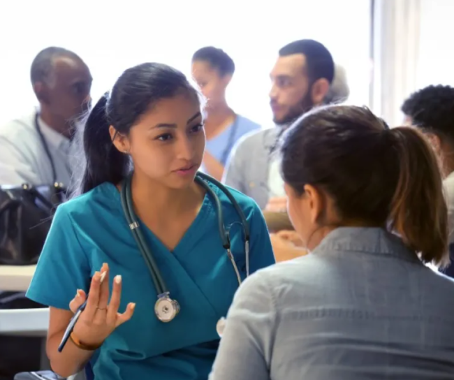 Medico che parla con paziente