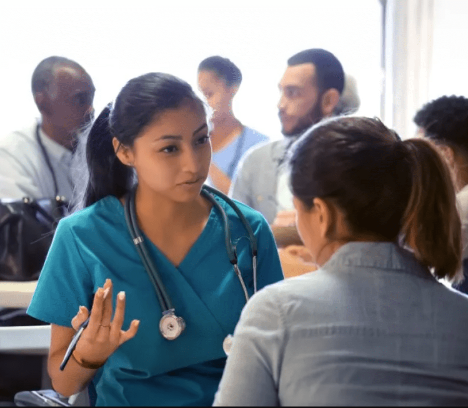 Medico che parla con paziente