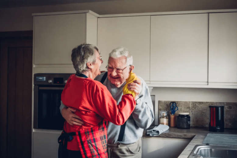 Persone che ballano in cucina