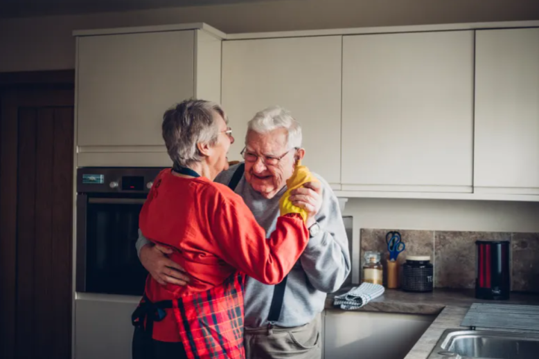 Persone che ballano in cucina