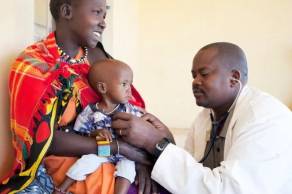 Un dottore visita un bambino